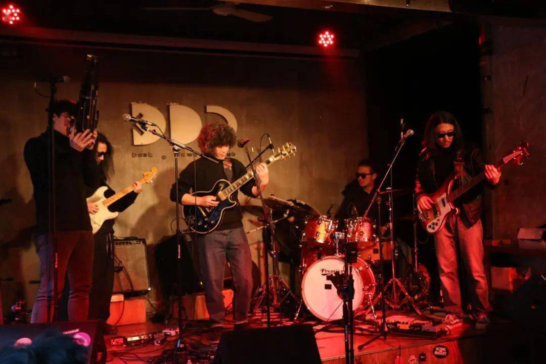 2015年底蒙古族音乐人海青与前卫吉他手李星决定启动一个前卫迷幻摇滚