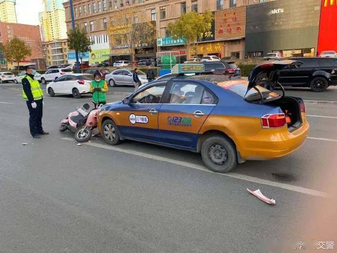 事故丨呼市街头一辆出租车与电动自行车相撞,电动车驾驶员全责
