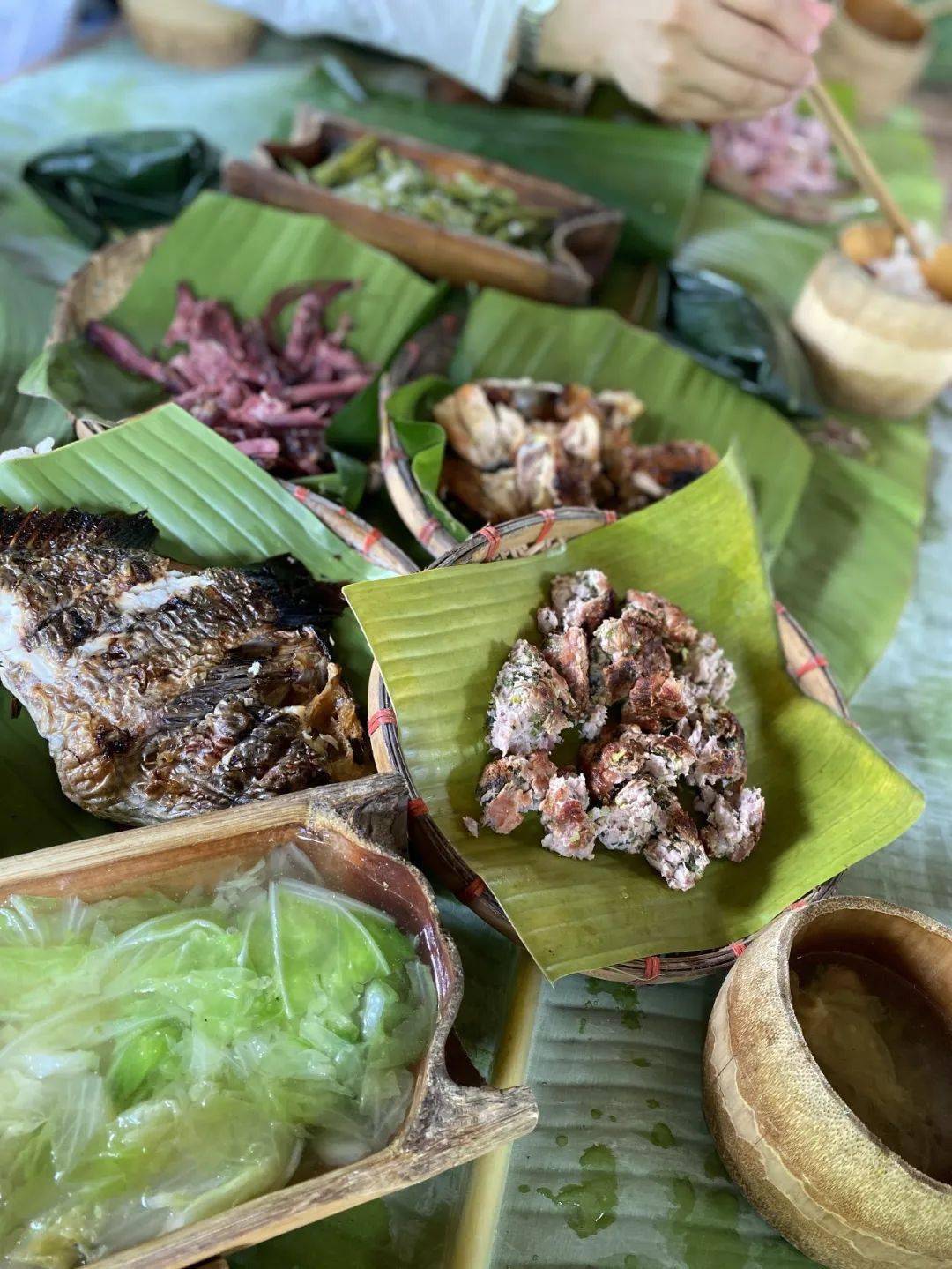 雨林大餐,在原始雨林中体验野趣十足的雨林美食大餐.