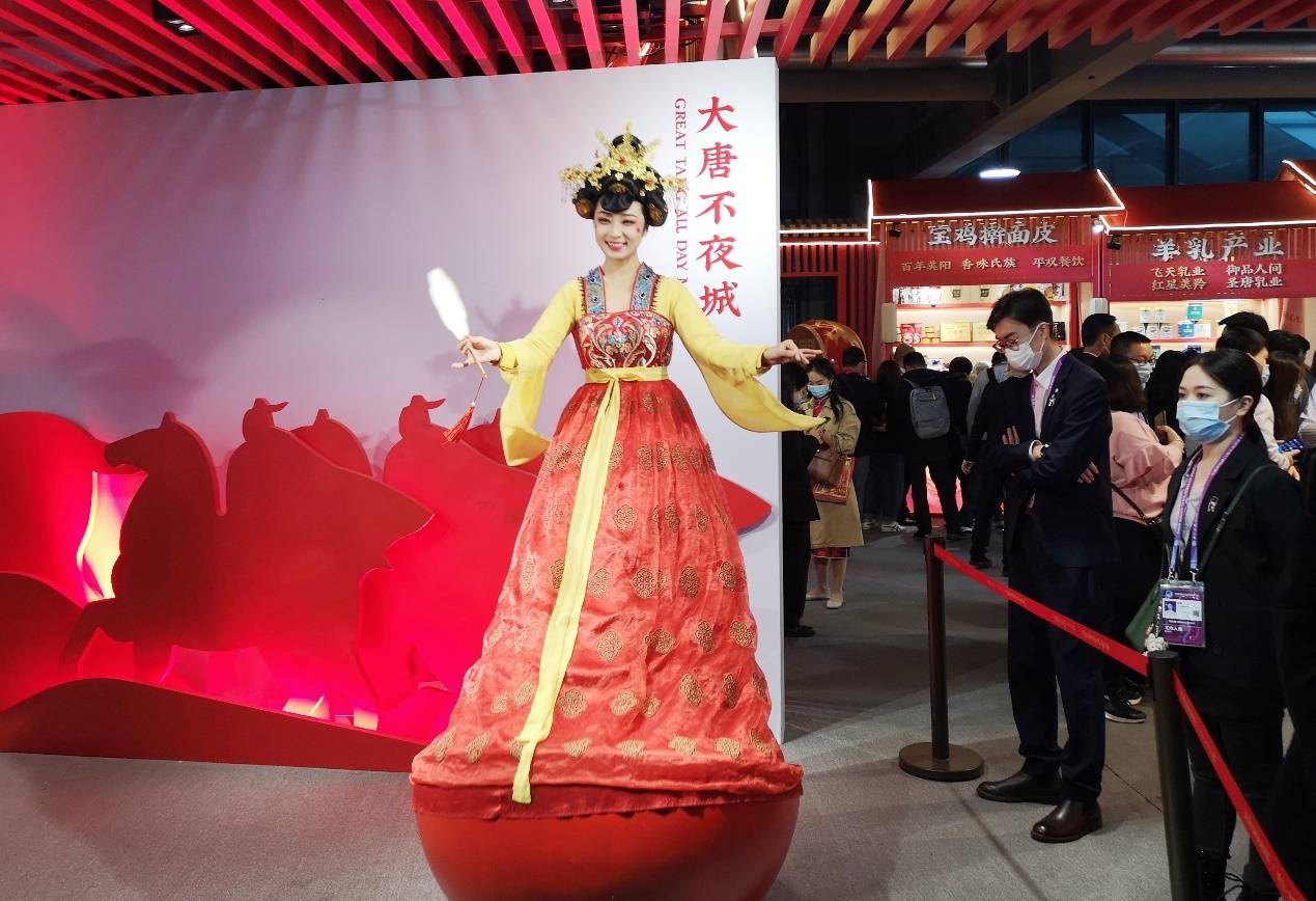 西安大唐不倒翁现身进博会.唐小丽 摄