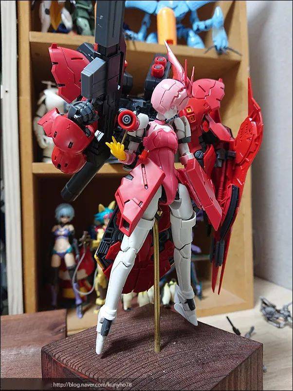 塑造这样一个真红有角机娘,沙扎比的武器和背包也达到了保留