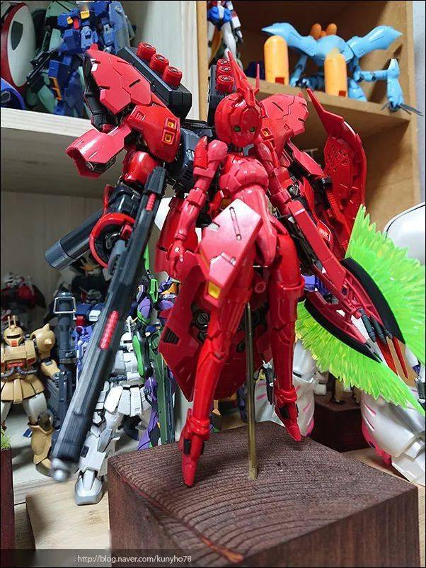 塑造这样一个真红有角机娘,沙扎比的武器和背包也达到了保留