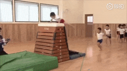 倒立也是说来就来侧空翻轻轻松松就能倒立行走提到日本中小学体育课