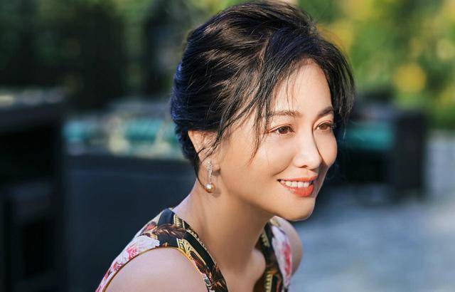 涓子因此才可以当演员是副业,当她想念镜头时会出来露个脸,其它时刻她