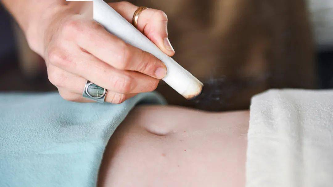 在肚脐周围,用手指去按揉一圈 ▼ ①按起来顶手: 按起来有点硬硬地