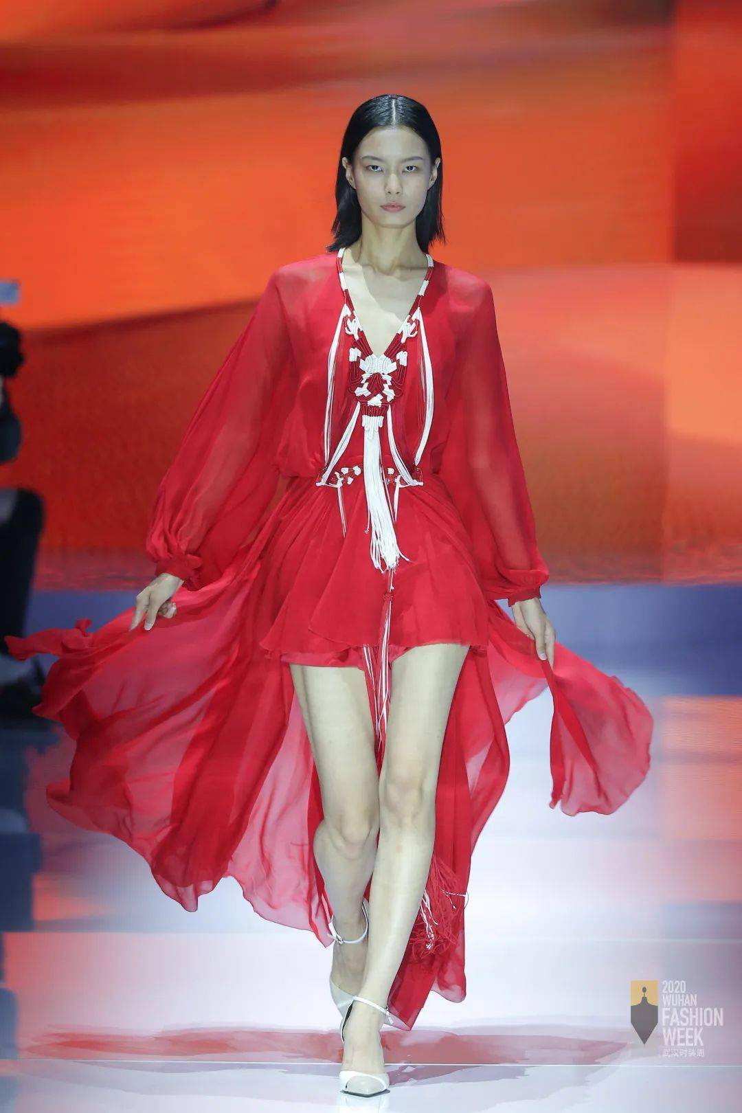 以时装为名爱尚武汉东方宾利40名模助阵2020武汉时装周开幕大秀