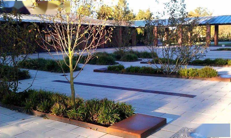 就一个停车位,人家都绞尽脑汁做创意