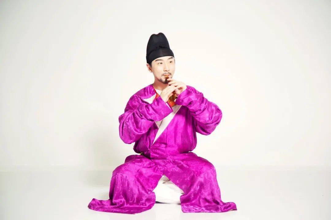 曾受邀在清华大学,北京外国语大学,中央音乐学院,中国音乐学院等著名