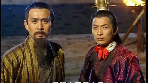 水浒后传岳飞拿着长枪在墙上写字