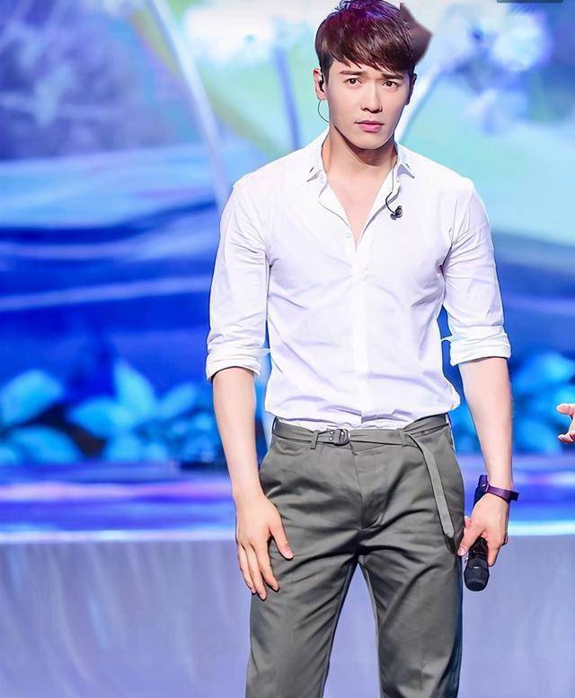 有种"改过自新"叫高云翔,现身董璇餐厅,寸头发型帅似韩国欧巴_身材