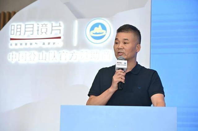 谢公晚：专心做好中国镜片_明月