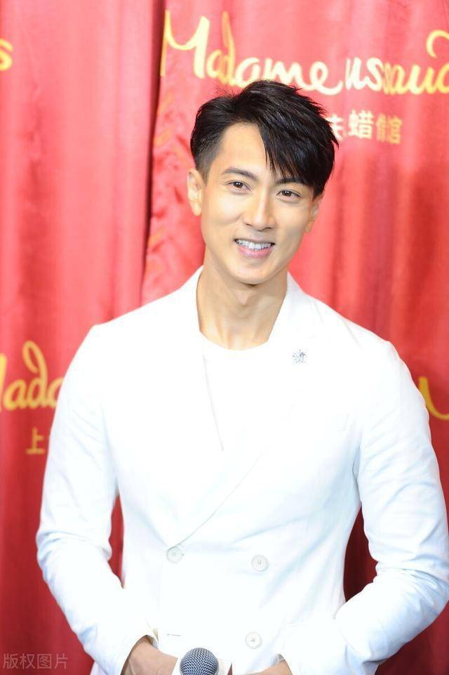 吴尊出席杜莎蜡像馆,"本人"脸细长仿佛鞋拔子