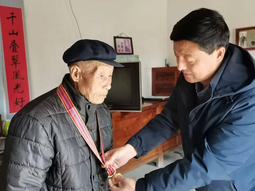 11月5日,县退役军人事务局副局长陈国强带领工作人员将这一枚珍贵的