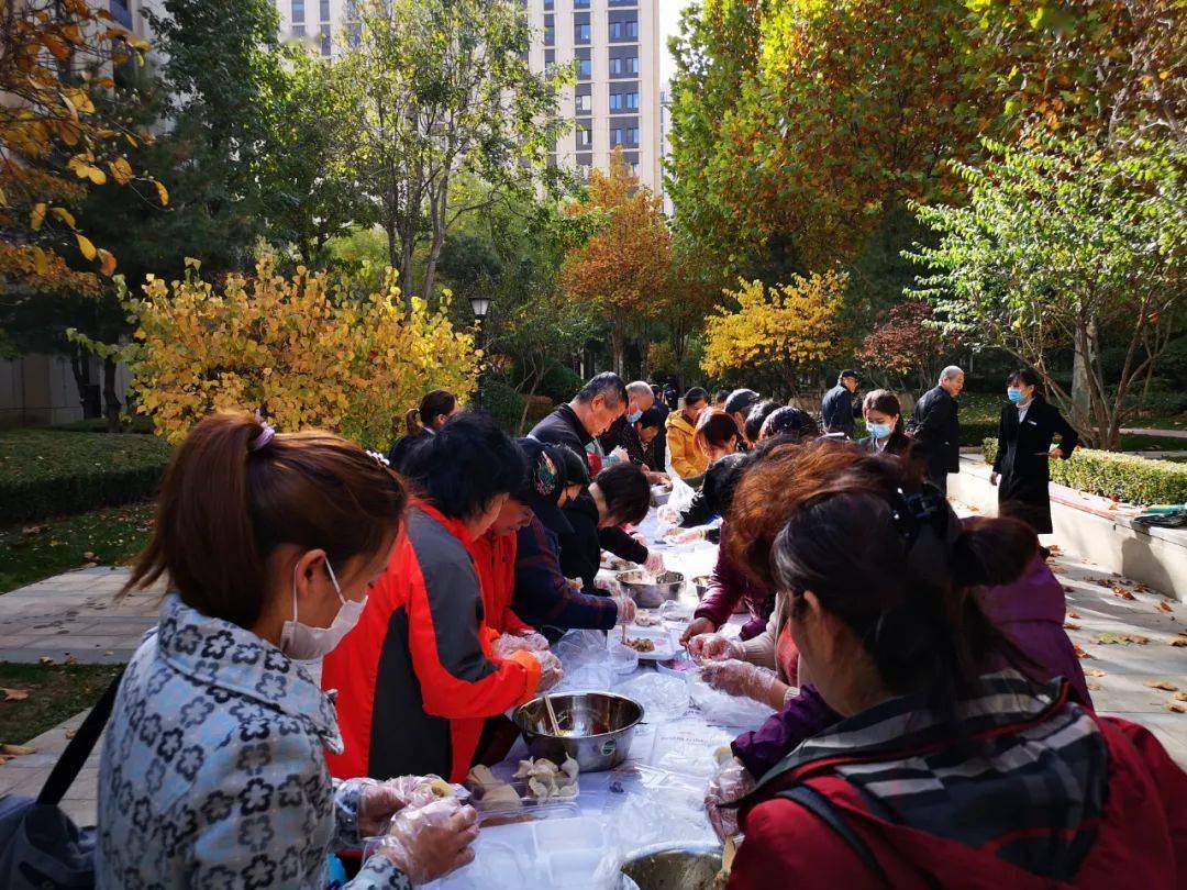 两社区组织居民冬至包饺子唠家常