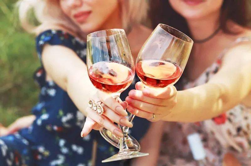 喝酒碰杯这么多年,你真的知道为什么要这样做吗?_动作