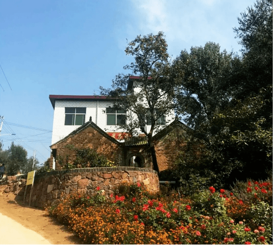 近年来,村里 坚持推进人居环境改善 实现了景在村中,村在景中的优美