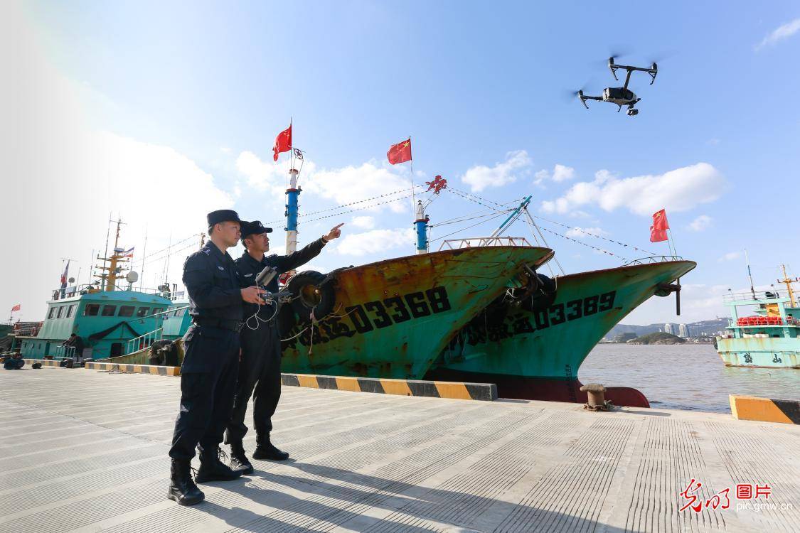 浙江舟山空中警察助力渔港码头治安防控工作