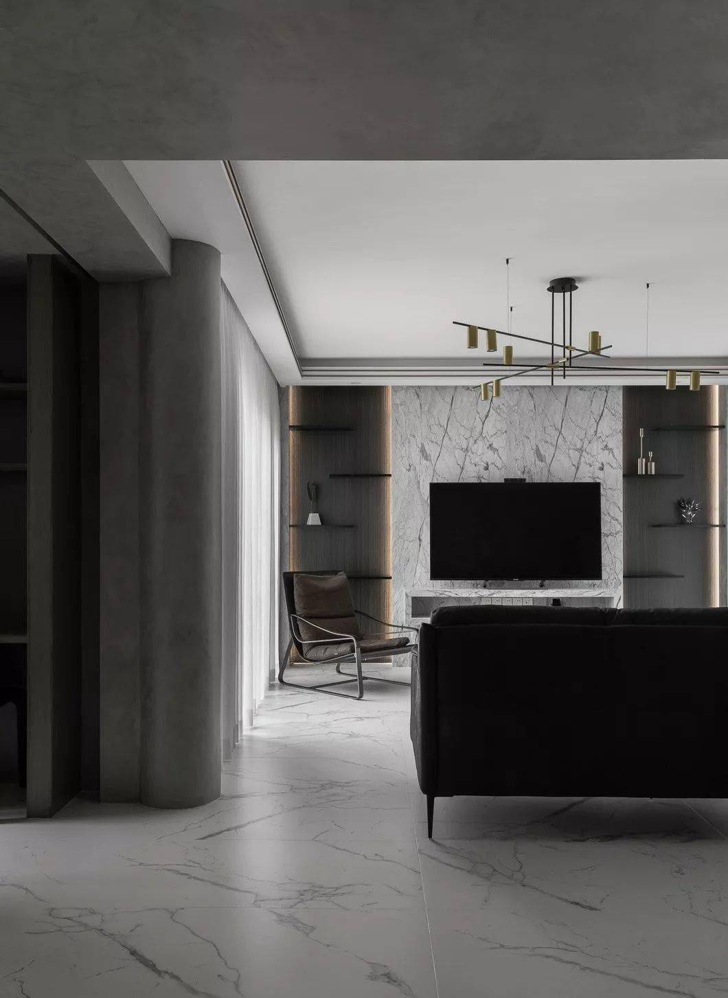 型铜条视觉上丰富了吊顶的层次,虽然毫不起眼,但作用非常大哦,如果把