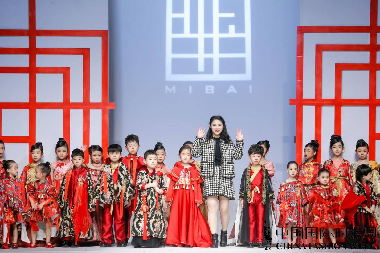 张莉童模再现中国国际时装周