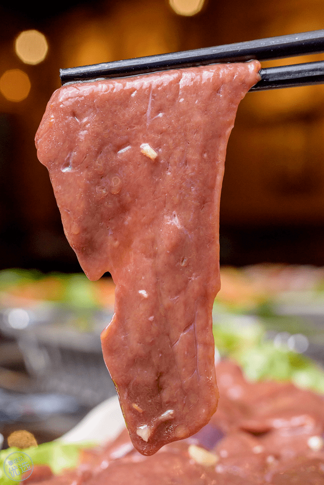 切记不可烤太久 将两面烤至变色即可 此时汁水丰盈,鲜美异常 烤牛肝