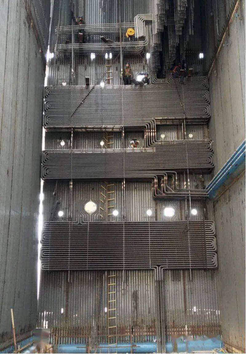 11月6日,新疆北三电厂工程2号机组锅炉后竖井管排圆满吊装完成.