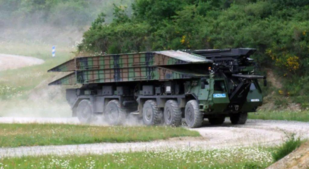 高机动的10轮全驱装甲独角仙pta2模块式冲击桥车