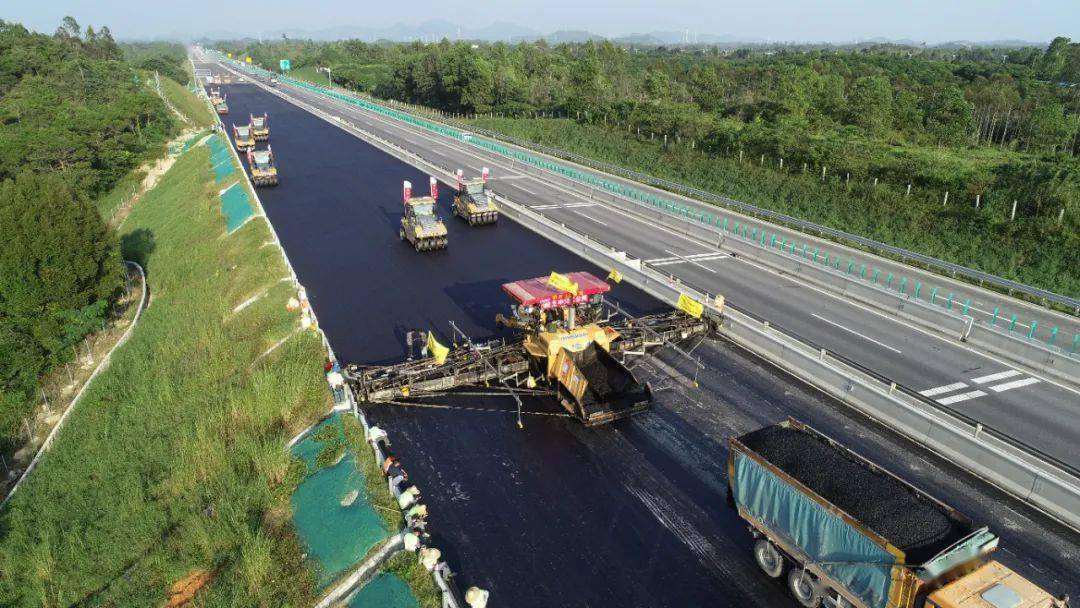 离完工又近了一步:阳茂高速改扩建工程开始铺沥青啦!_路面