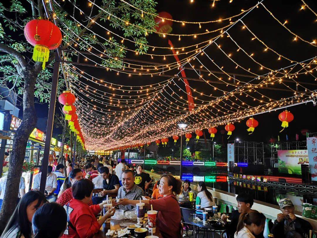 潭牛镇田野公园夜市热闹开市点亮夜市经济
