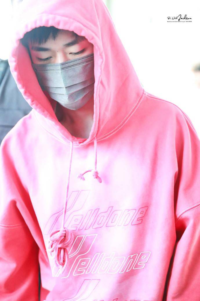 易烊千玺上海飞北京出发,卫衣男孩解锁新的色彩