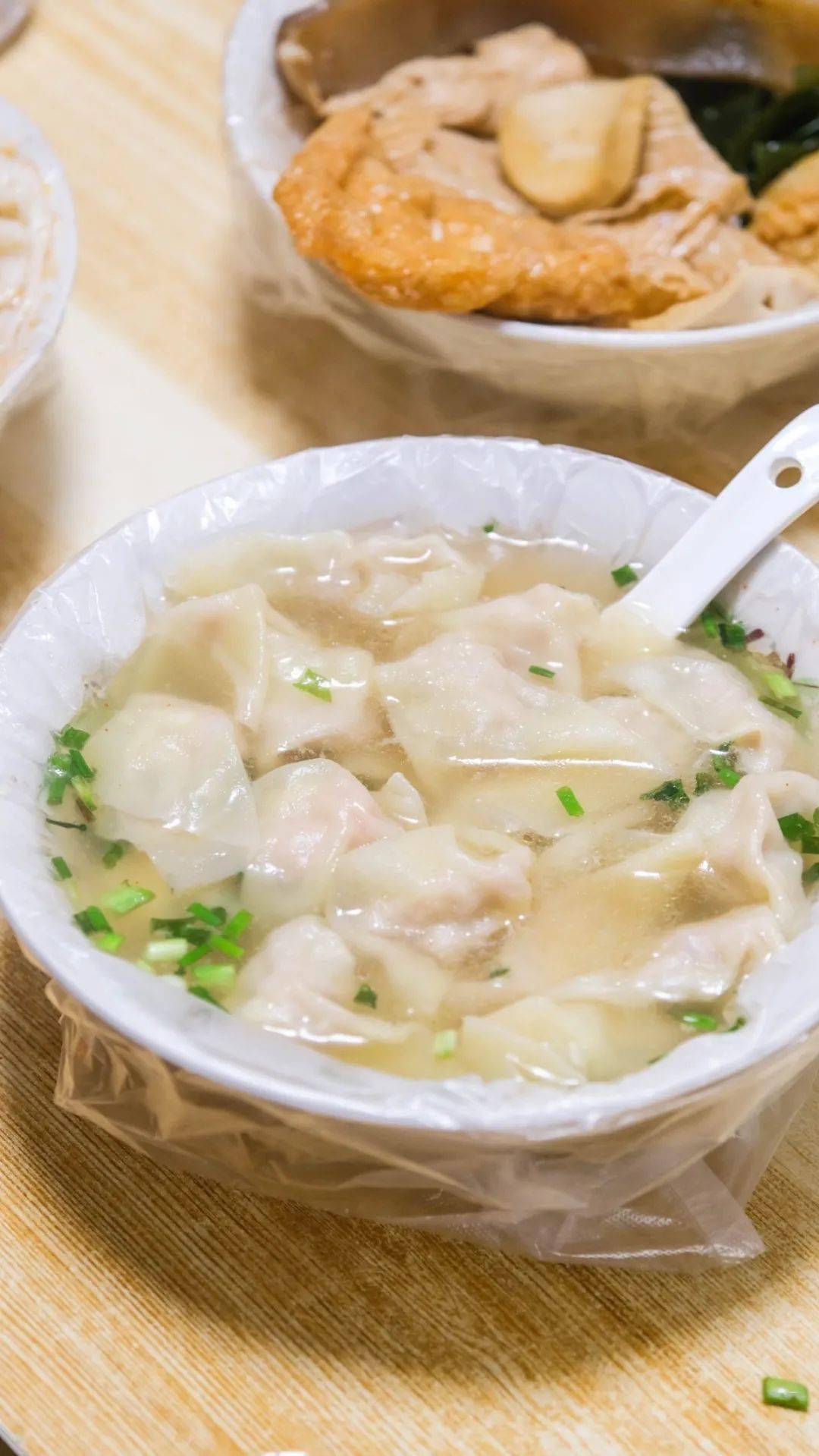 老实讲,不论卖相或做法都与安庆馄饨相仿.