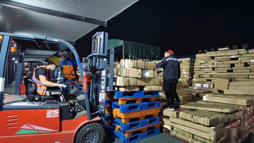 00韵达快递徐州分拨中心偌大的分拣区内一片繁忙景象运输快件的货车