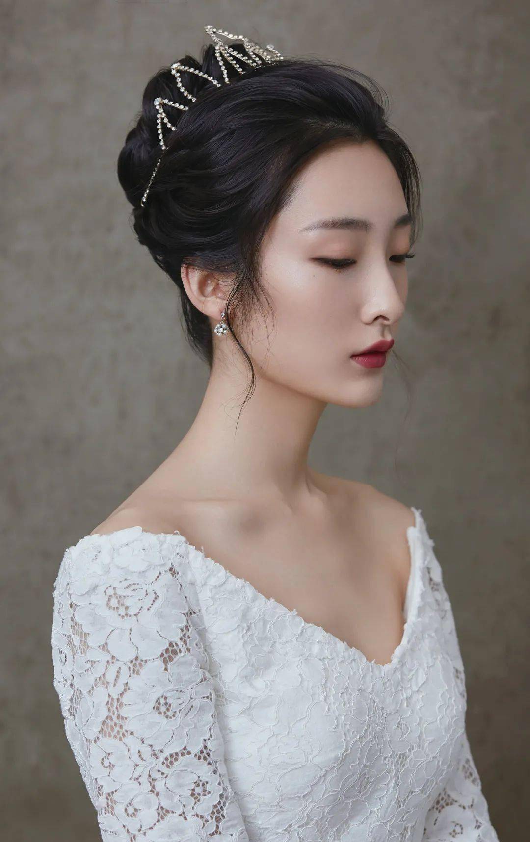 因此,韩式盘发往往会在纹理的塑造上做出改良,从而减弱成熟感并突出