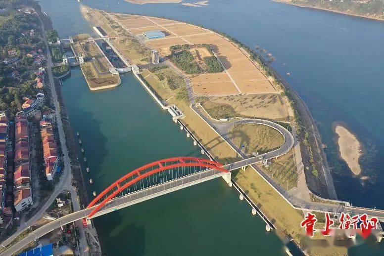 一队大型运输船舶正缓缓通过大源渡航电枢纽船闸