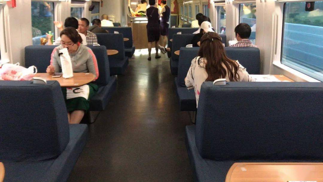 高铁上的餐车是一个固定用餐车厢,也就是高铁上的一个小餐厅.