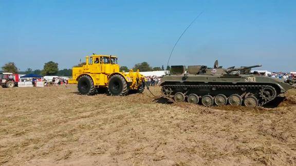 重型拖拉机对上装甲车看看谁更猛