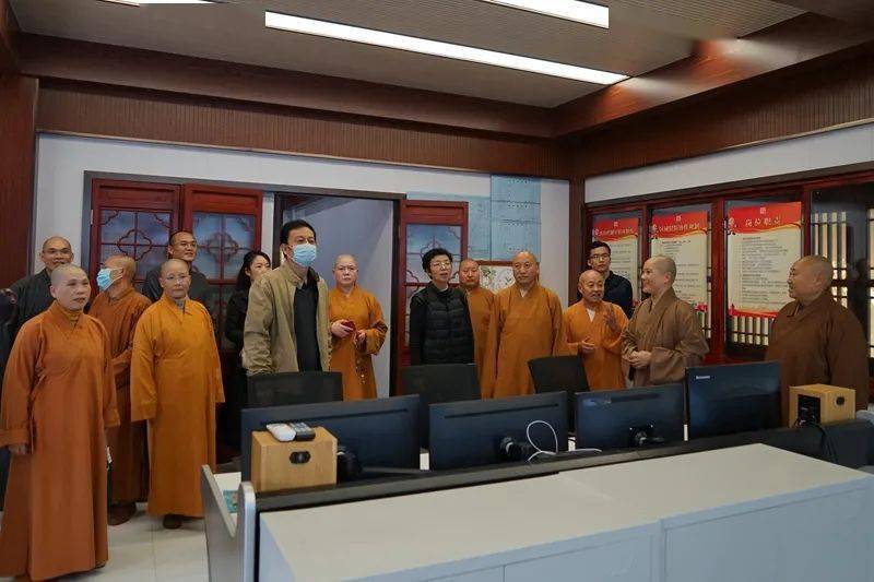 参观书画院参观图书馆江苏尼众佛学院院长,鸡鸣寺住持莲华法师率学院