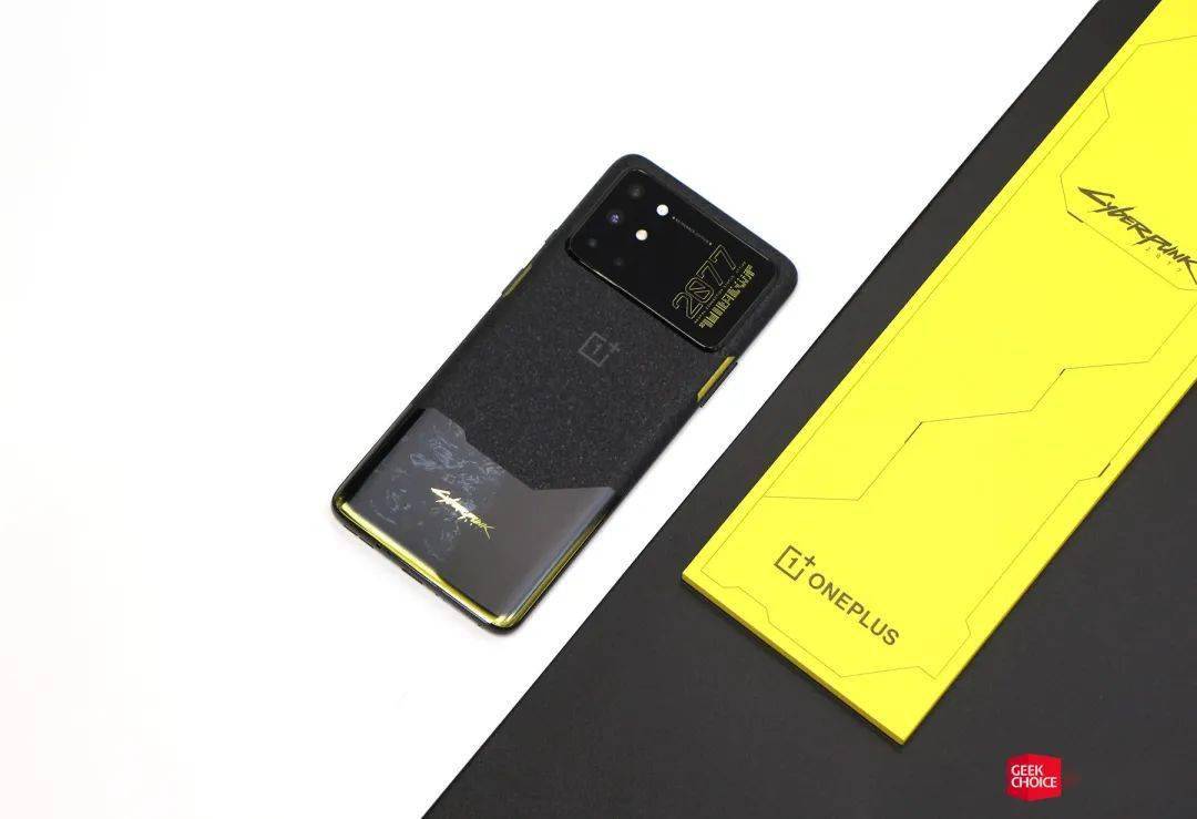 一加8t 赛博朋克 2077 限定版开箱:游戏可以跳票,但手机不会迟到