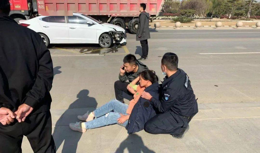 交通事故孕妇受伤安保队员援手相助
