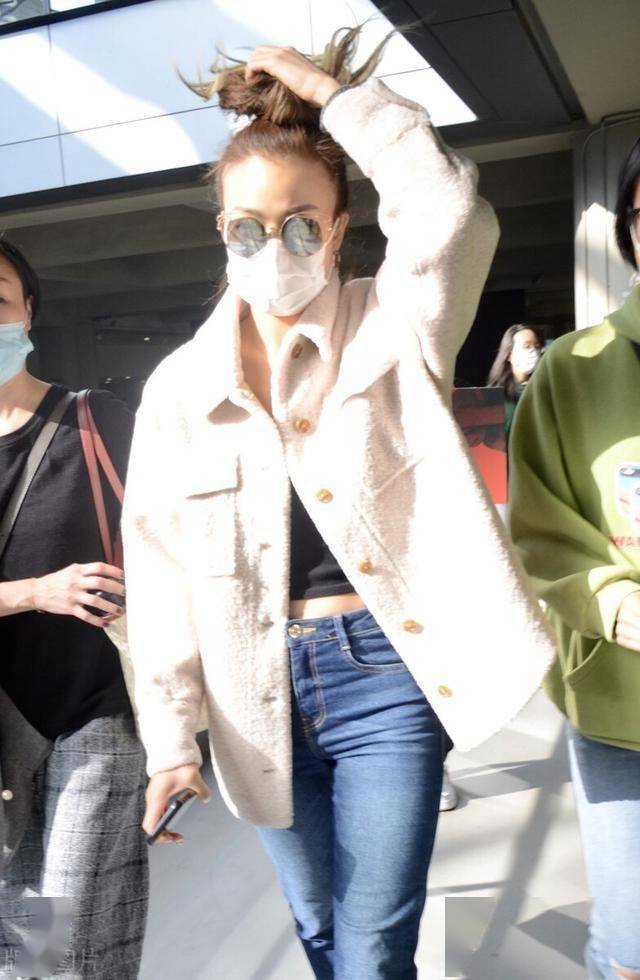 容祖儿穿白色羊羔绒外套搭配牛仔裤满满的气场十足