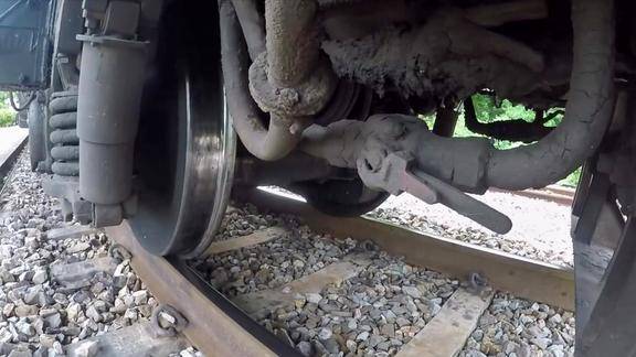 火车的车轮是怎么样沿着铁轨前行而不出轨的呢