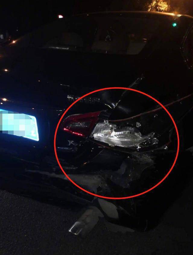 26岁男星被跟车追尾受伤膝盖面部惨遭撞伤一手车祸现场曝光