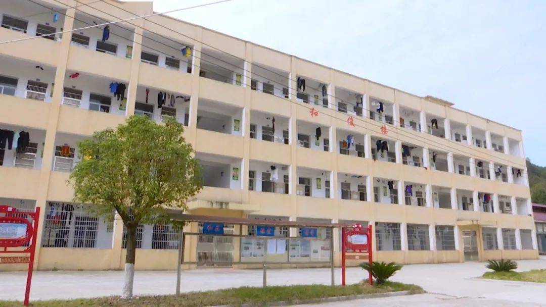 在张榜中学教学楼,学生上课前的第一件事就是要体温监测,保证学生课堂