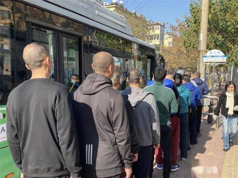 1111排队日青岛市各公交站点有序排队打造城市文明风景线