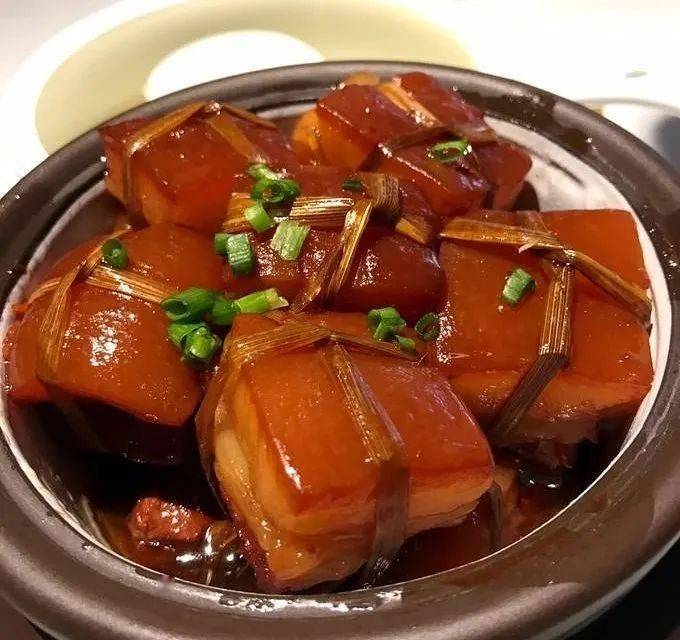 东坡肉,包公鱼,左宗棠鸡……美食得以名人加持,味道似乎美上三分.