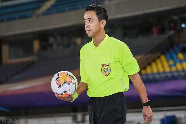 郭宝龙挂哨一战引发热议,赛程紧密超龄的郭宝龙临危受命