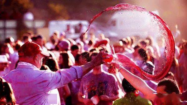 博若莱新酒节1凛冬将至,在温暖的房间一隅,慵懒地窝在沙发里,一丝清凉