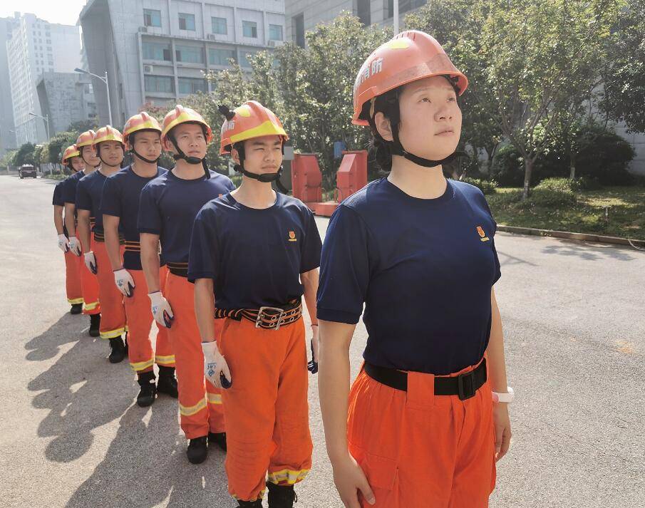 湖南唯一灭火一线女消防员汉服秀惊艳全队她也有小女人的心愿