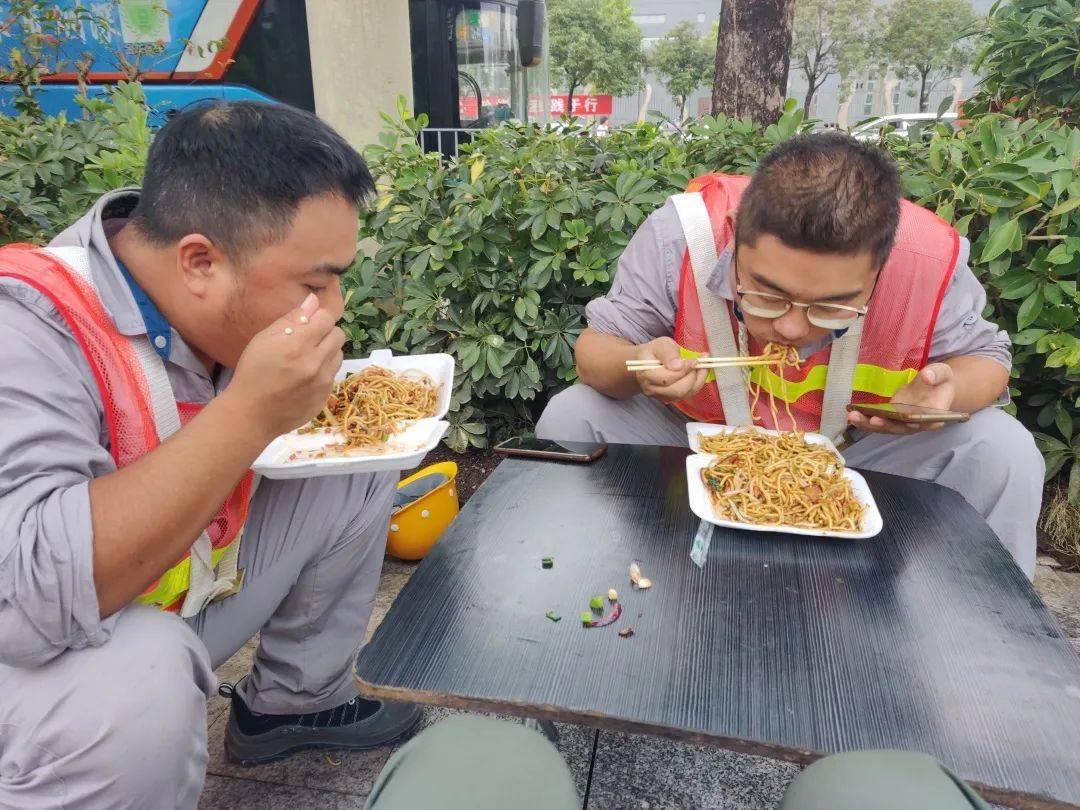 忙起来就在工地吃盒饭当工作餐住工人生活区,睡上下铺铁架床每天早上