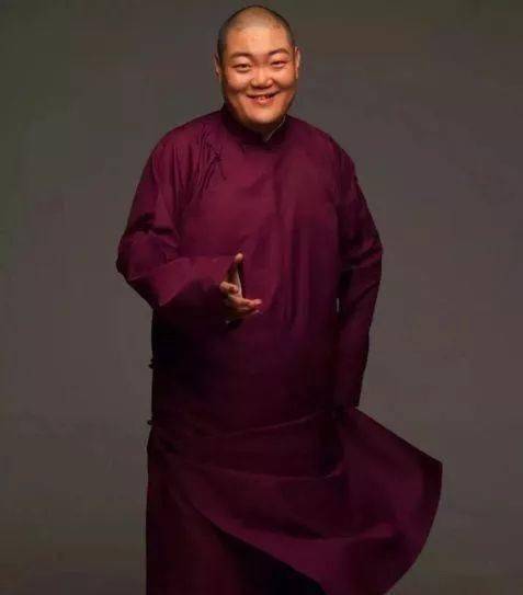 他就是今儿给大家讲的是民俗专家相声演员韩硕老北京养鸟历史悠久一代