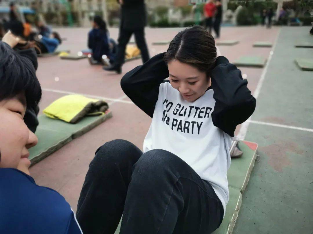 一仰一卧尽显风采济南市新苑小学仰卧起坐比赛纪实